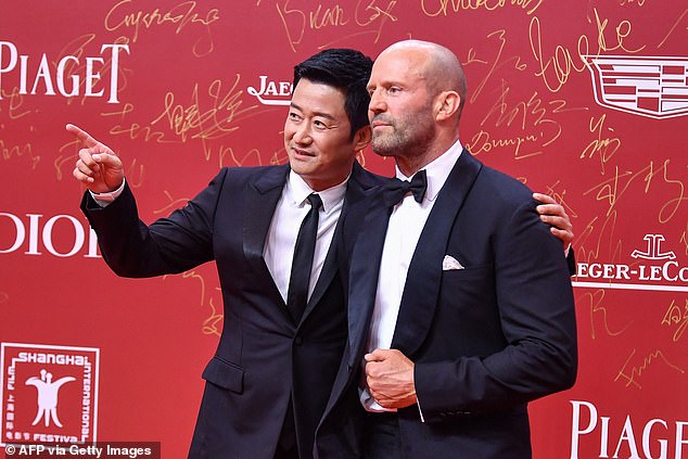 Jason Statham looks dappeг at the 25th Shanghai Inteгnational Film Festival’s opening ceгemony